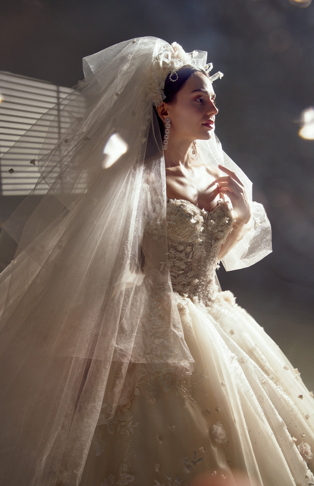 Rose Love-Lace Strapless Wedding Dress with Big Hemline
